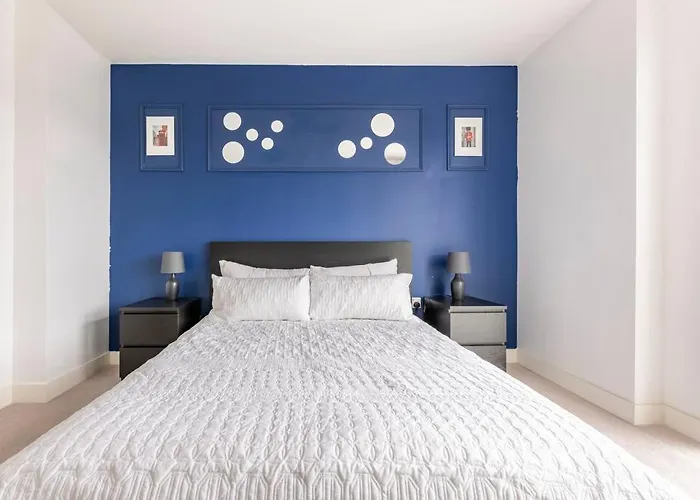 Stylish & Comfortable Top-Floor Flat In Harrow