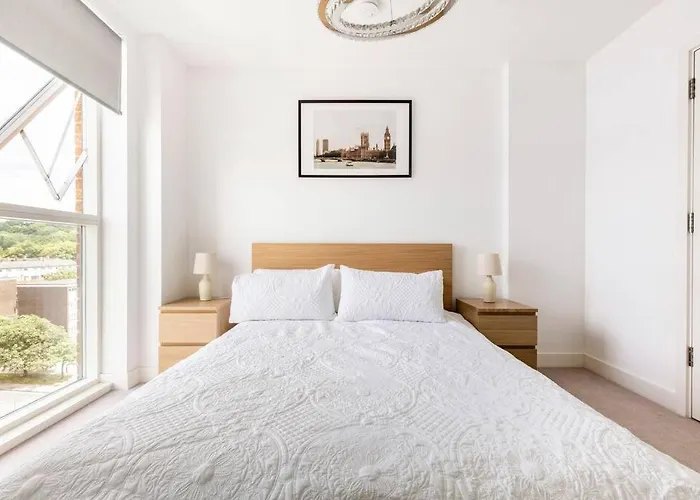 Stylish & Comfortable Top-Floor Flat In Harrow