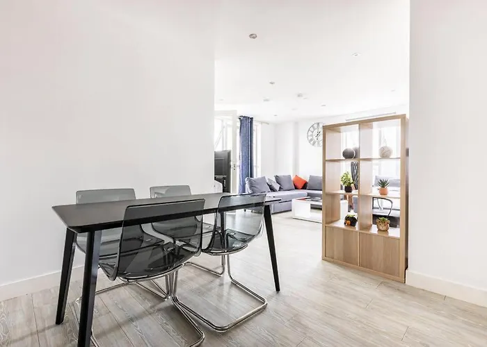 Stylish & Comfortable Top-Floor Flat In Harrow